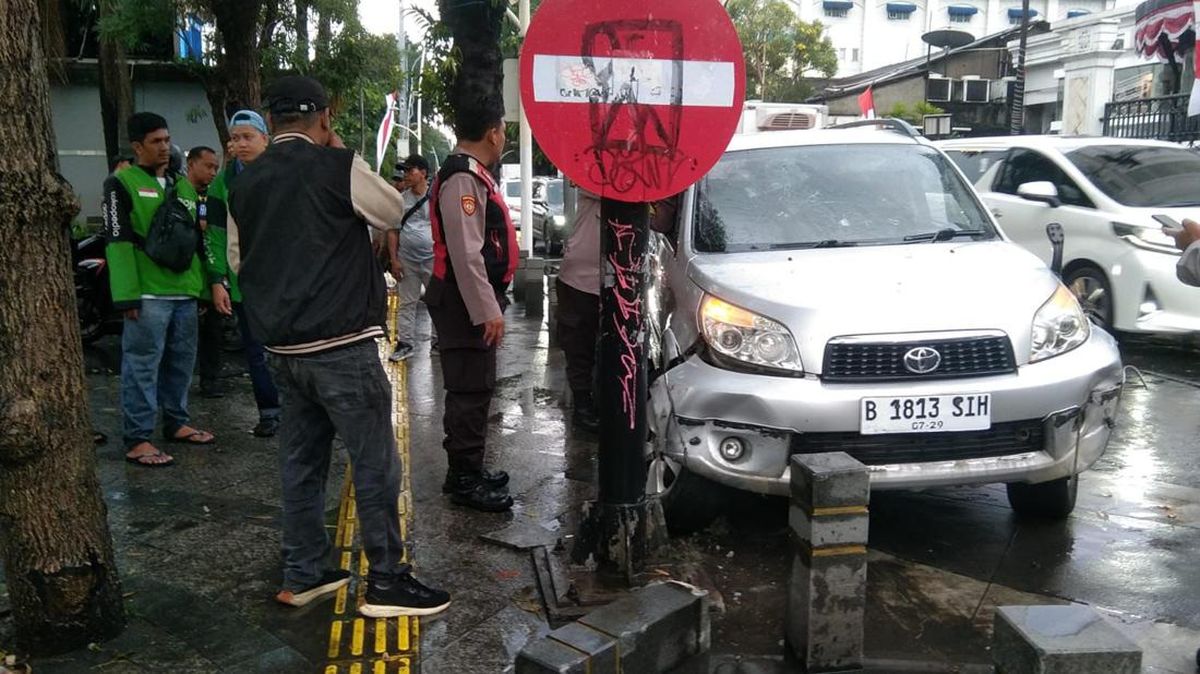 Bocah 9 Tahun Bawa Mobil Ugal-ugalan di Kemang Nangis Saat Dikerumuni Warga